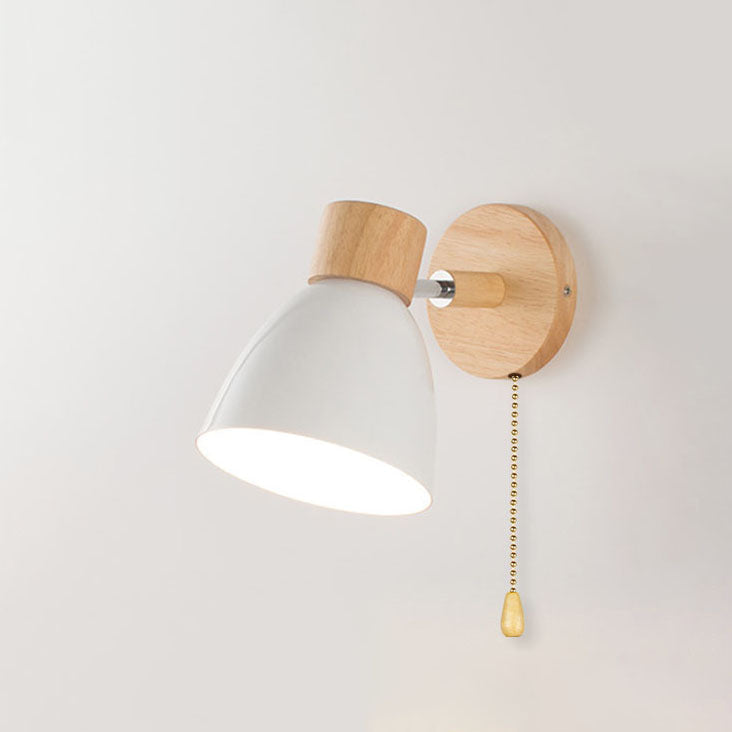 Wandlamp met houten bevestiging en metalen kegelvormige kap