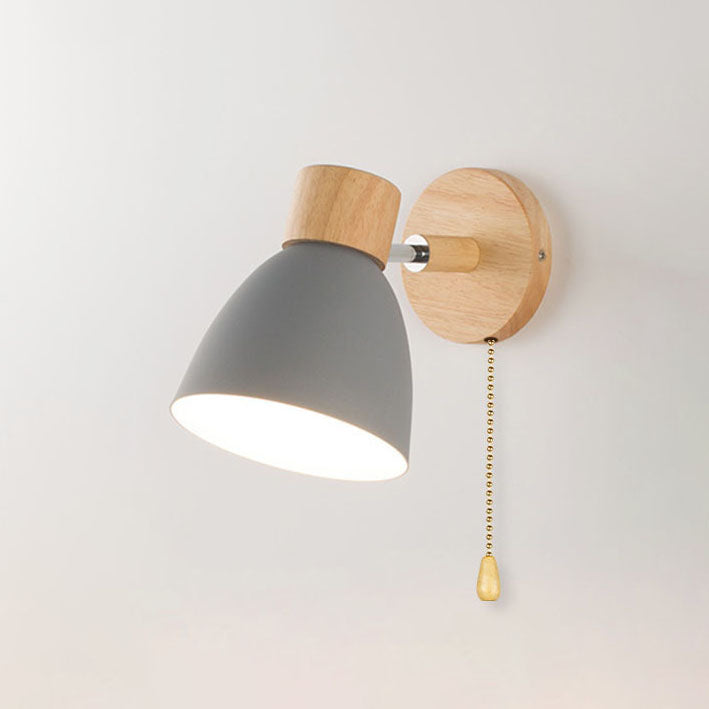 Wandlamp met houten bevestiging en metalen kegelvormige kap