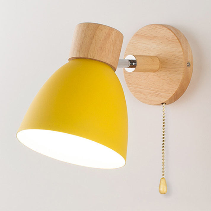 Wandlamp met houten bevestiging en metalen kegelvormige kap