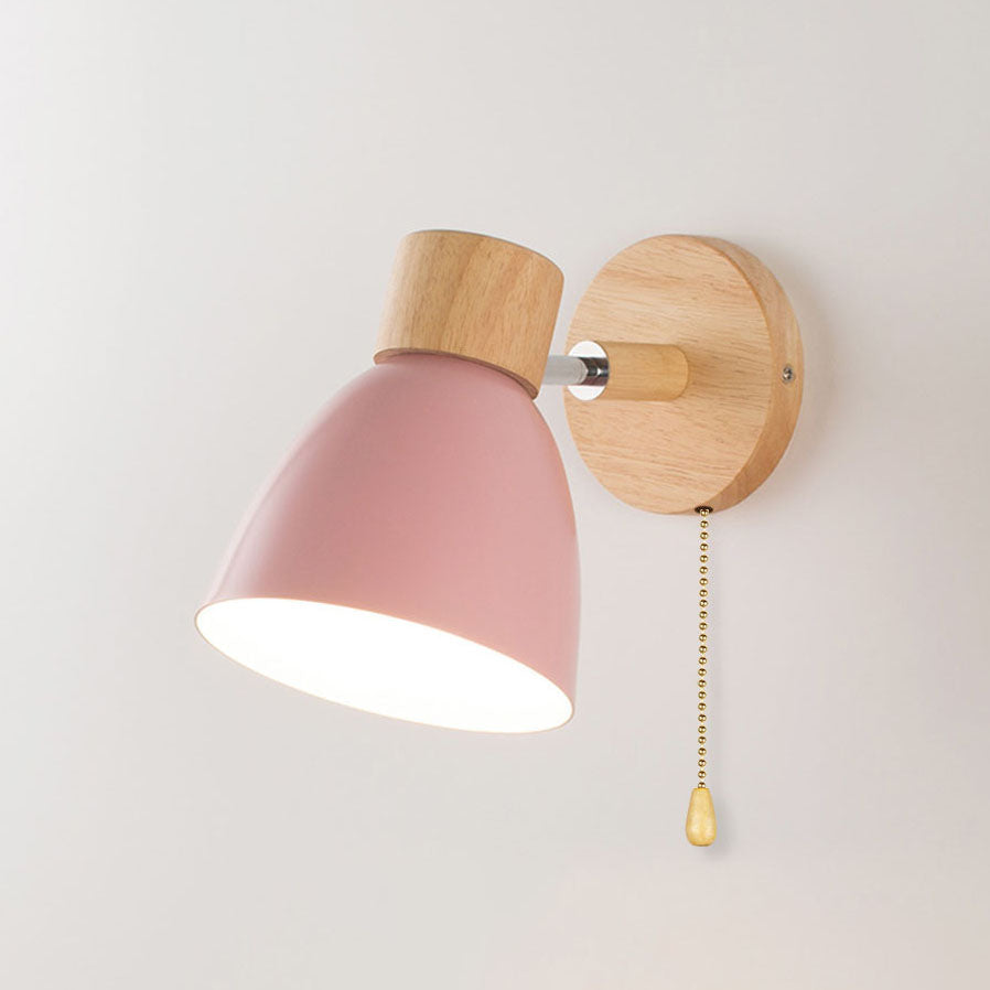 Wandlamp met houten bevestiging en metalen kegelvormige kap