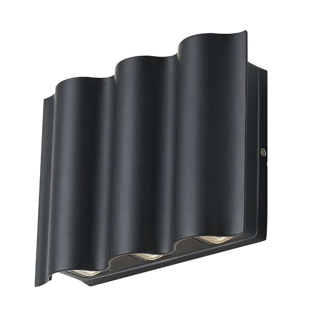 Moderne zwarte wandlamp met golfdesign voor buitenverlichting in de tuin