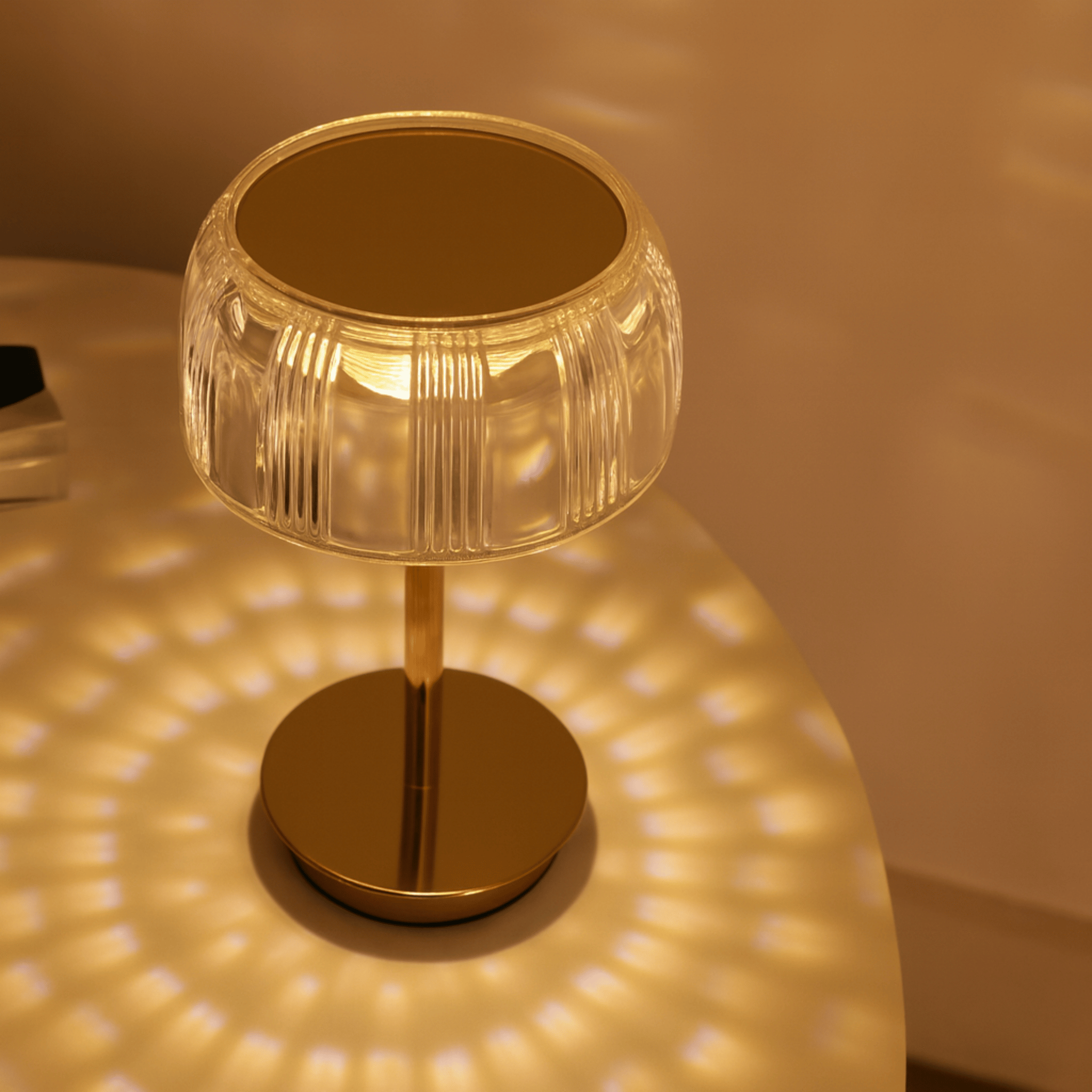 Oplaadbare LED Glazen Tafellamp met Geribbelde Schaduw en Metalen Basis