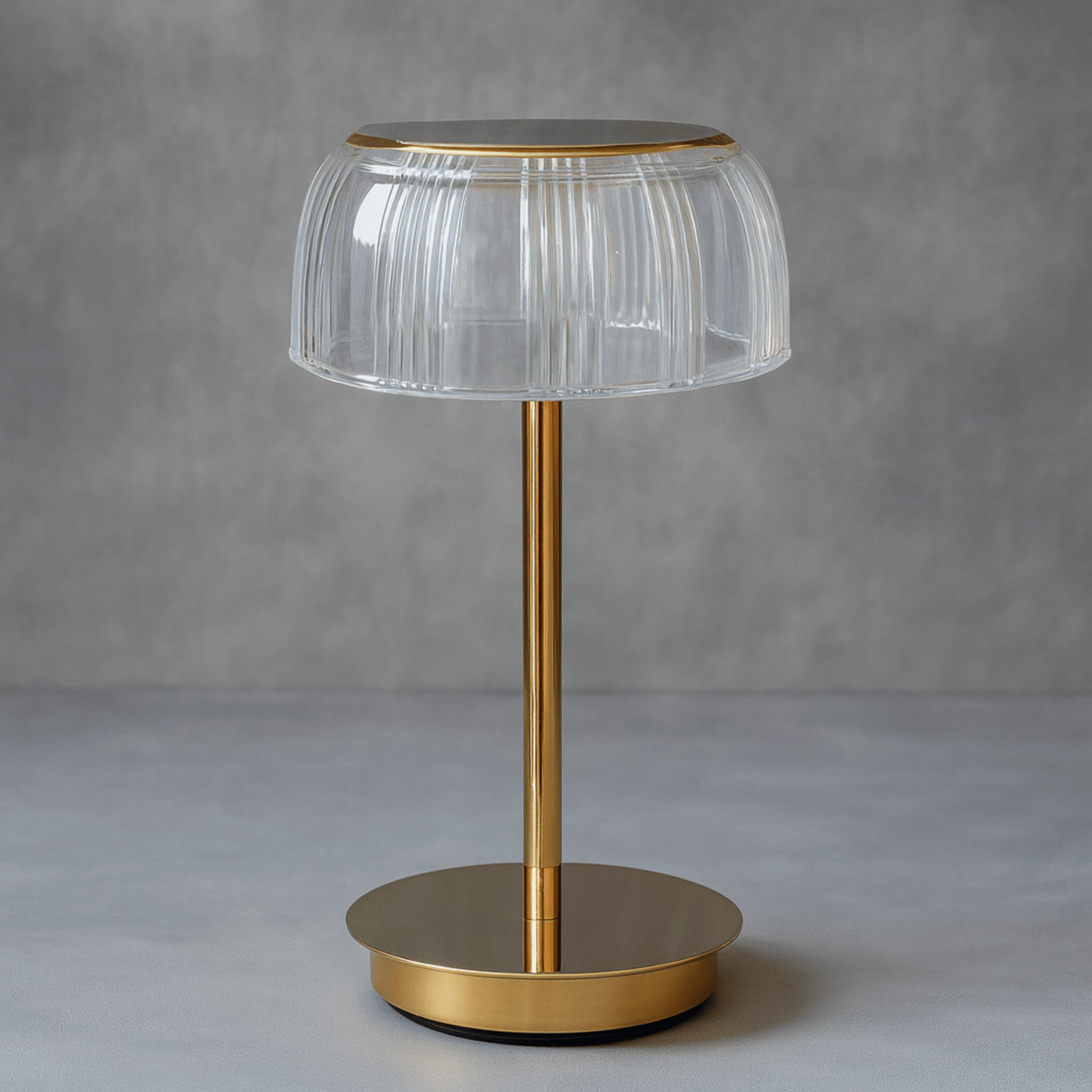 Oplaadbare LED Glazen Tafellamp met Geribbelde Schaduw en Metalen Basis