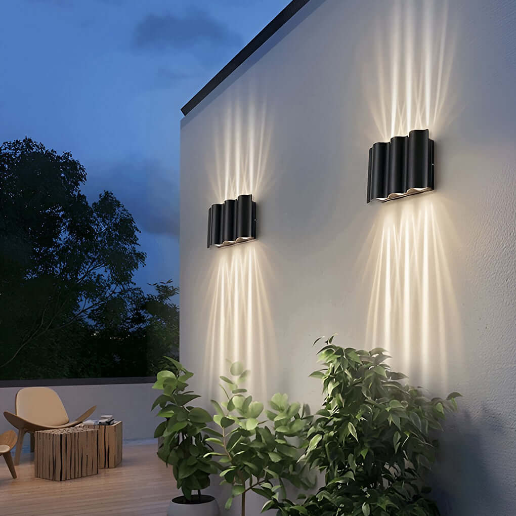 Moderne zwarte wandlamp met golfdesign voor buitenverlichting in de tuin