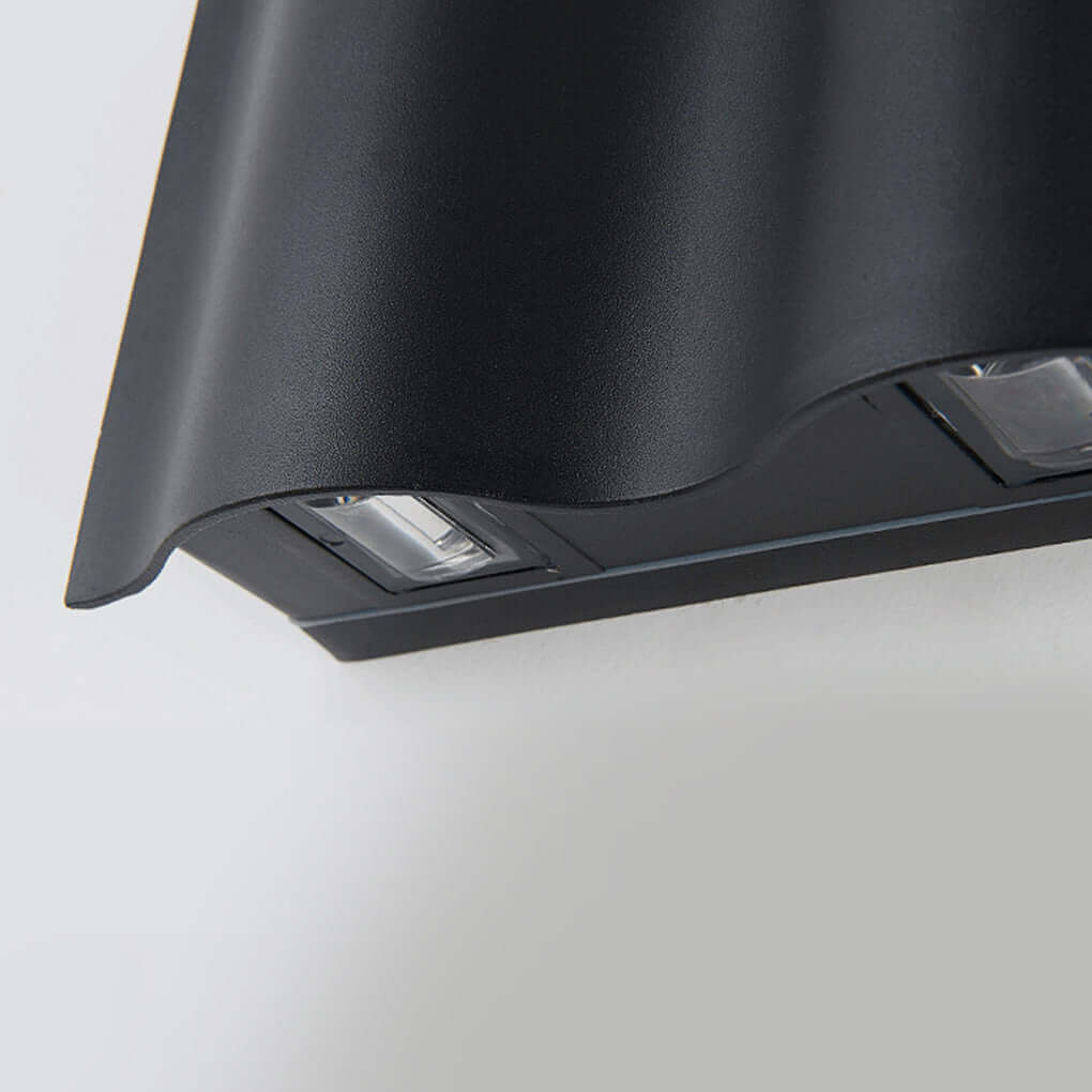 Moderne zwarte wandlamp met golfdesign voor buitenverlichting in de tuin