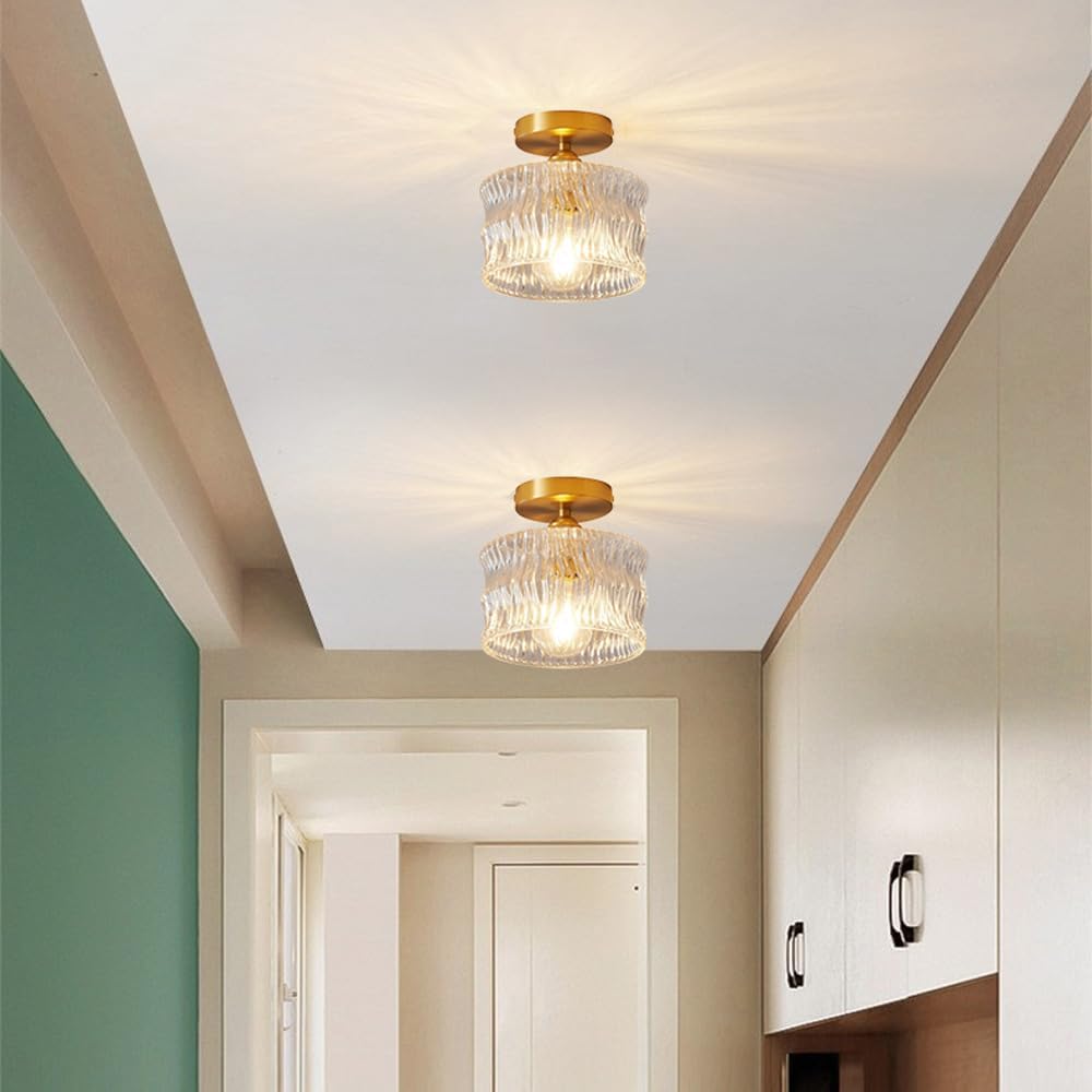 Élégant plafonnier en verre pour créer une ambiance dans la chambre