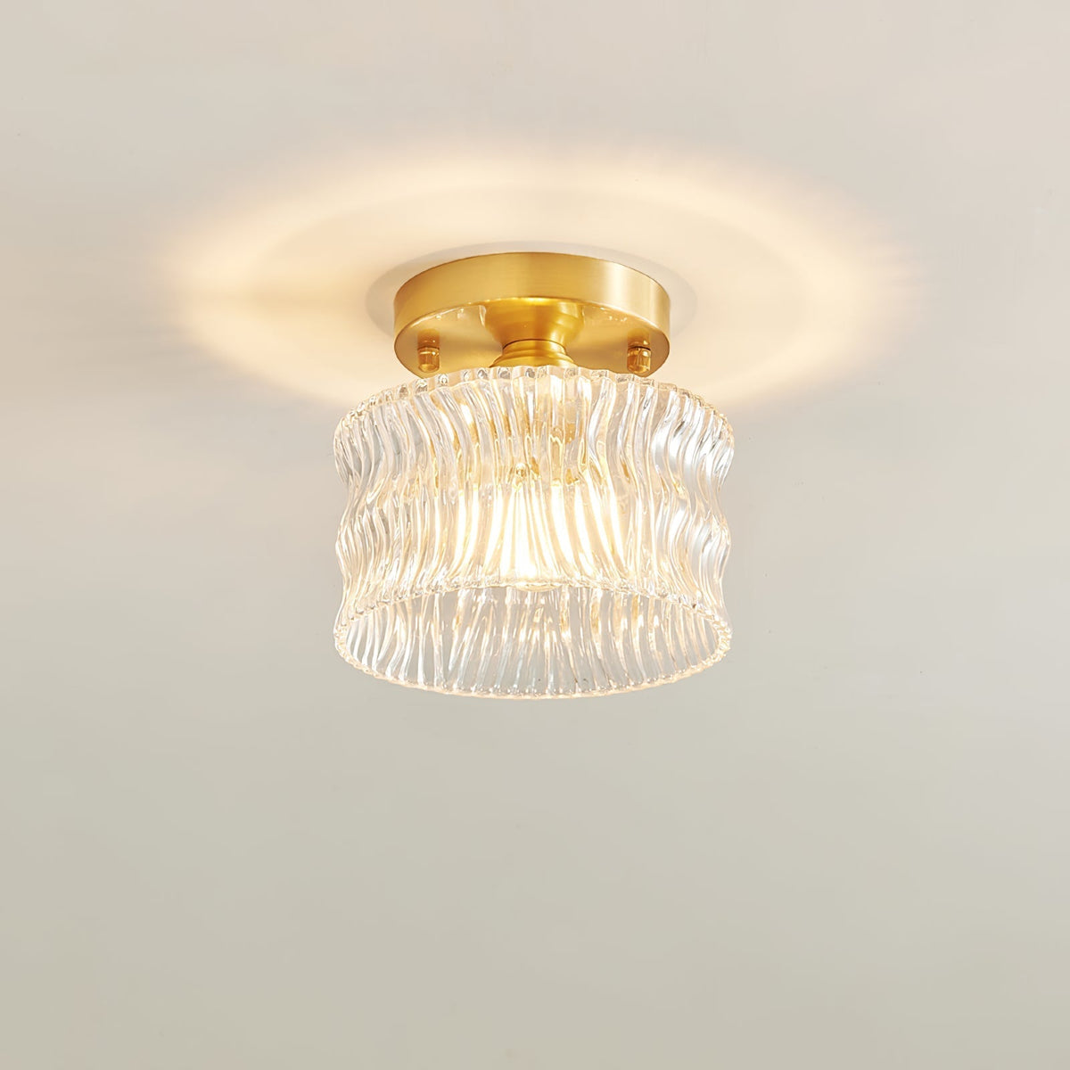 Élégant plafonnier en verre pour créer une ambiance dans la chambre