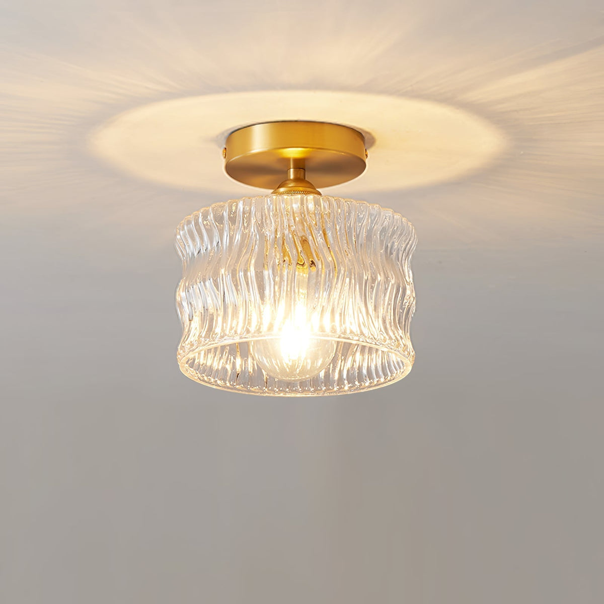 Élégant plafonnier en verre pour créer une ambiance dans la chambre