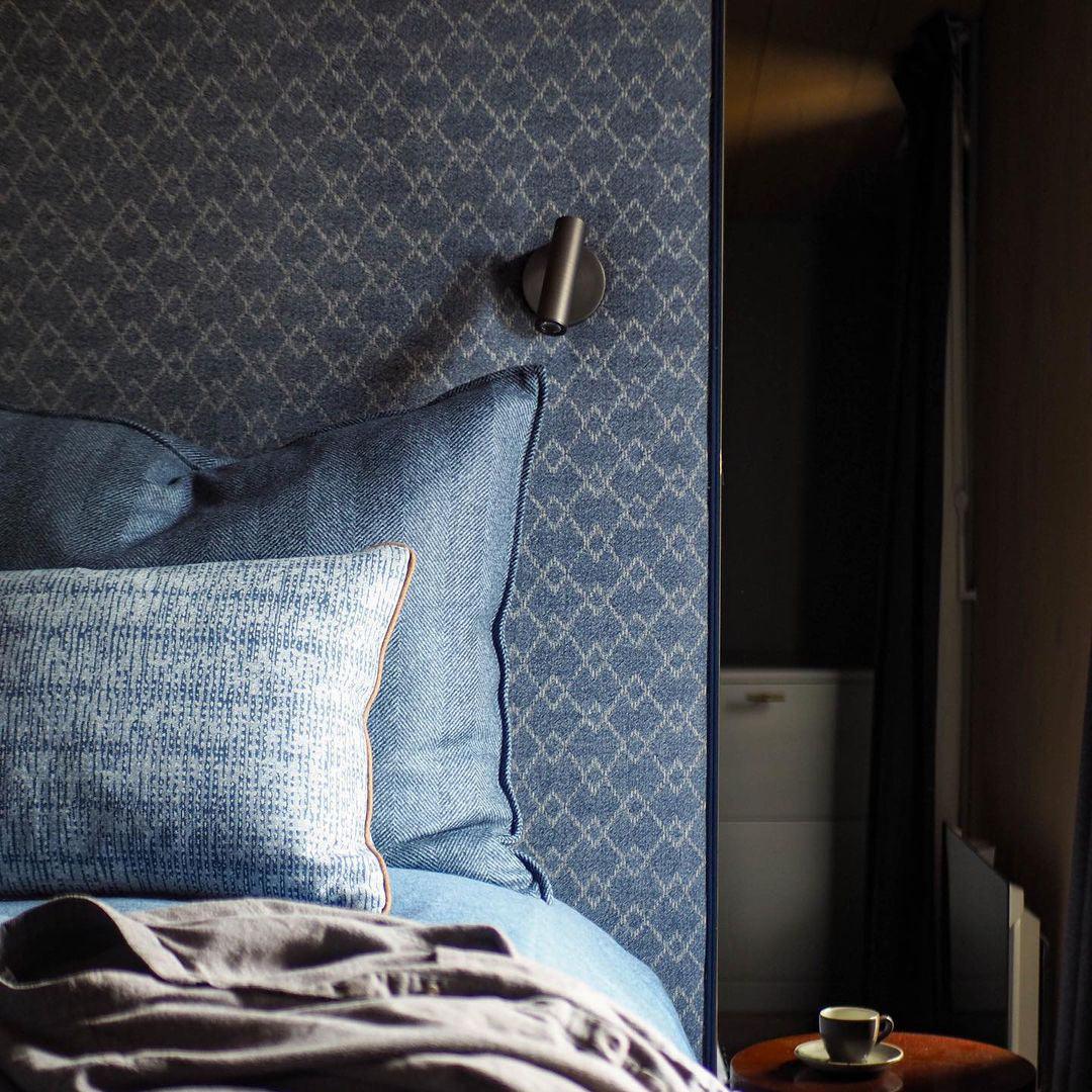 Adjustable Metal Wall Reading Lamp with Cylindrical Head