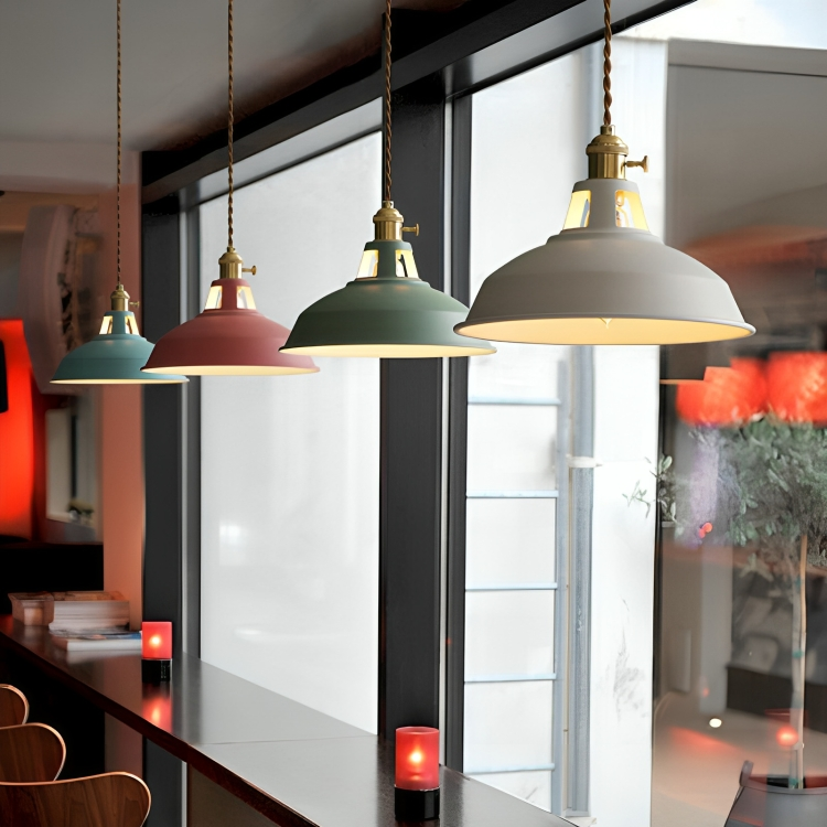 Hanglamp met gekleurde metalen kap