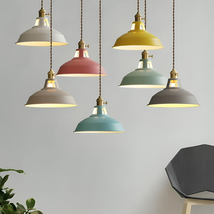 Hanglamp met gekleurde metalen kap