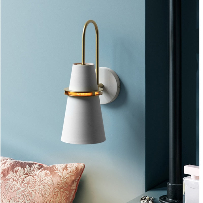 Élégante applique murale LED conique avec abat-jour métallique réglable