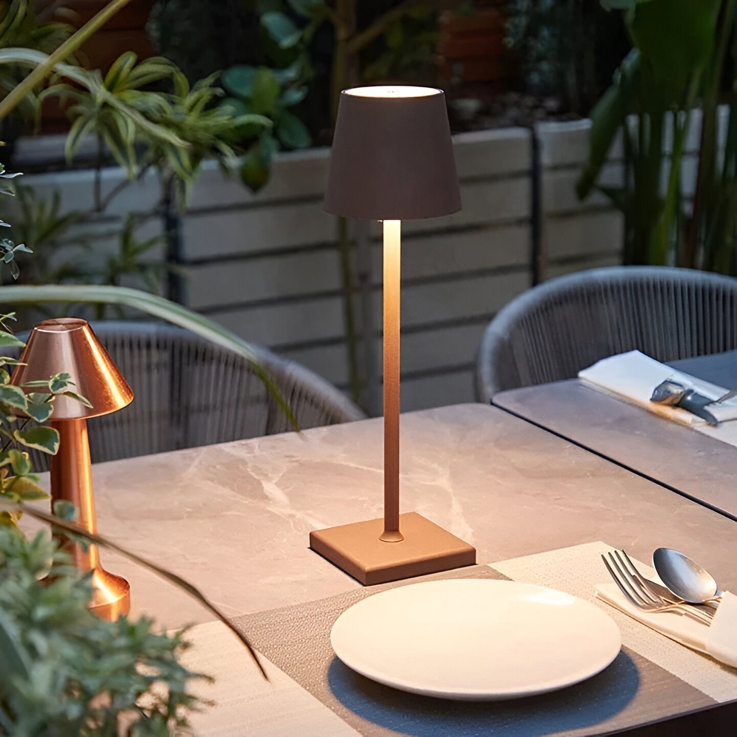 Waterdichte oplaadbare tafellamp met slanke voet