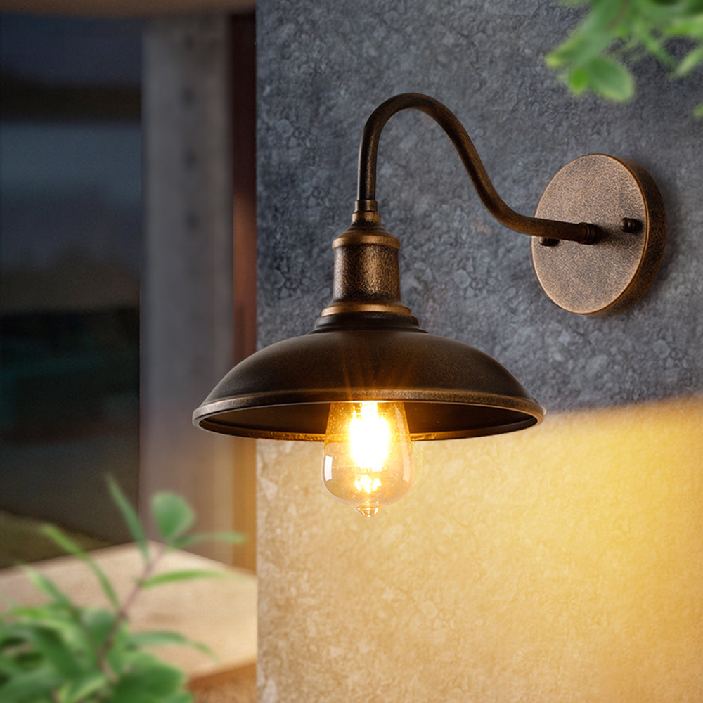 Industriële metalen buitenwandlamp met gebogen tuinlantaarn