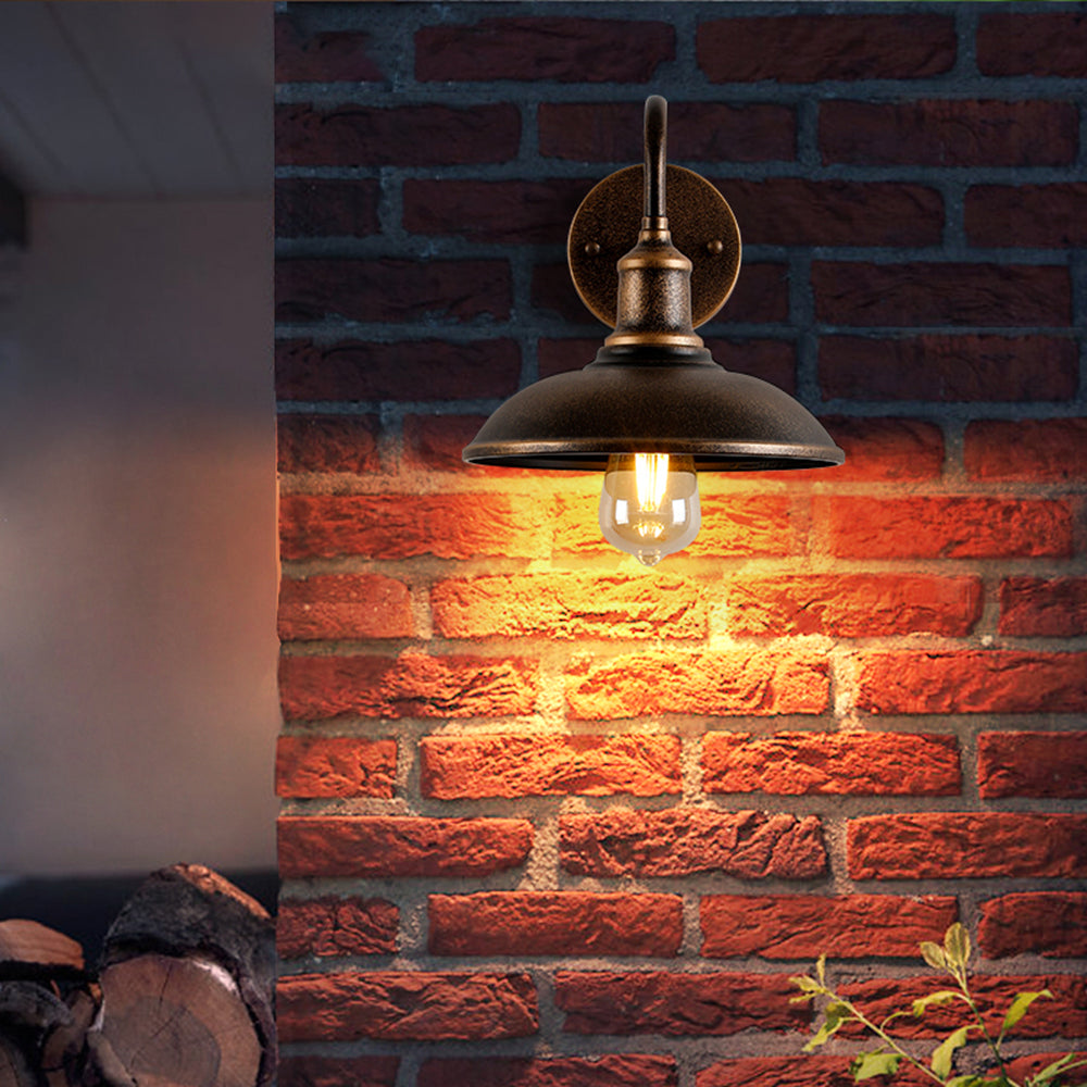 Industriële metalen buitenwandlamp met gebogen tuinlantaarn