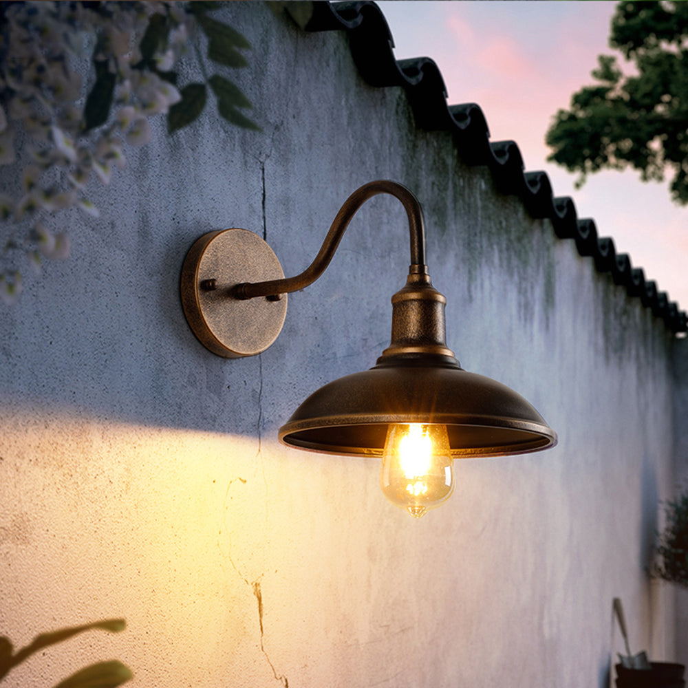Industriële metalen buitenwandlamp met gebogen tuinlantaarn