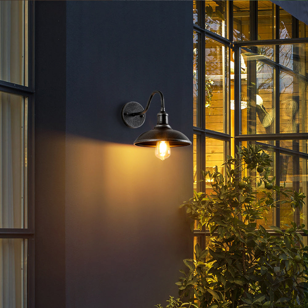 Industriële metalen buitenwandlamp met gebogen tuinlantaarn