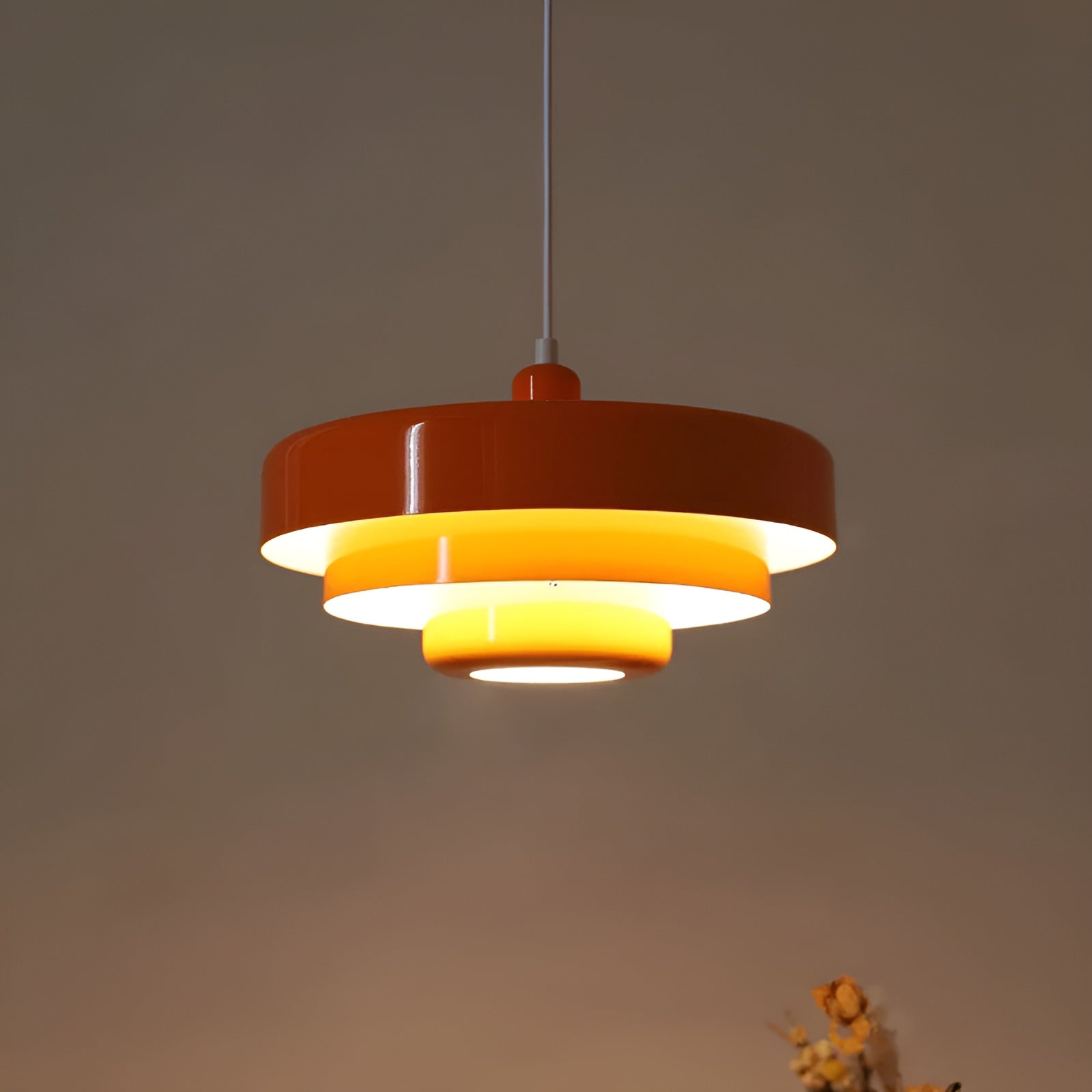 Metalen hanglamp met gelaagde, ronde kap