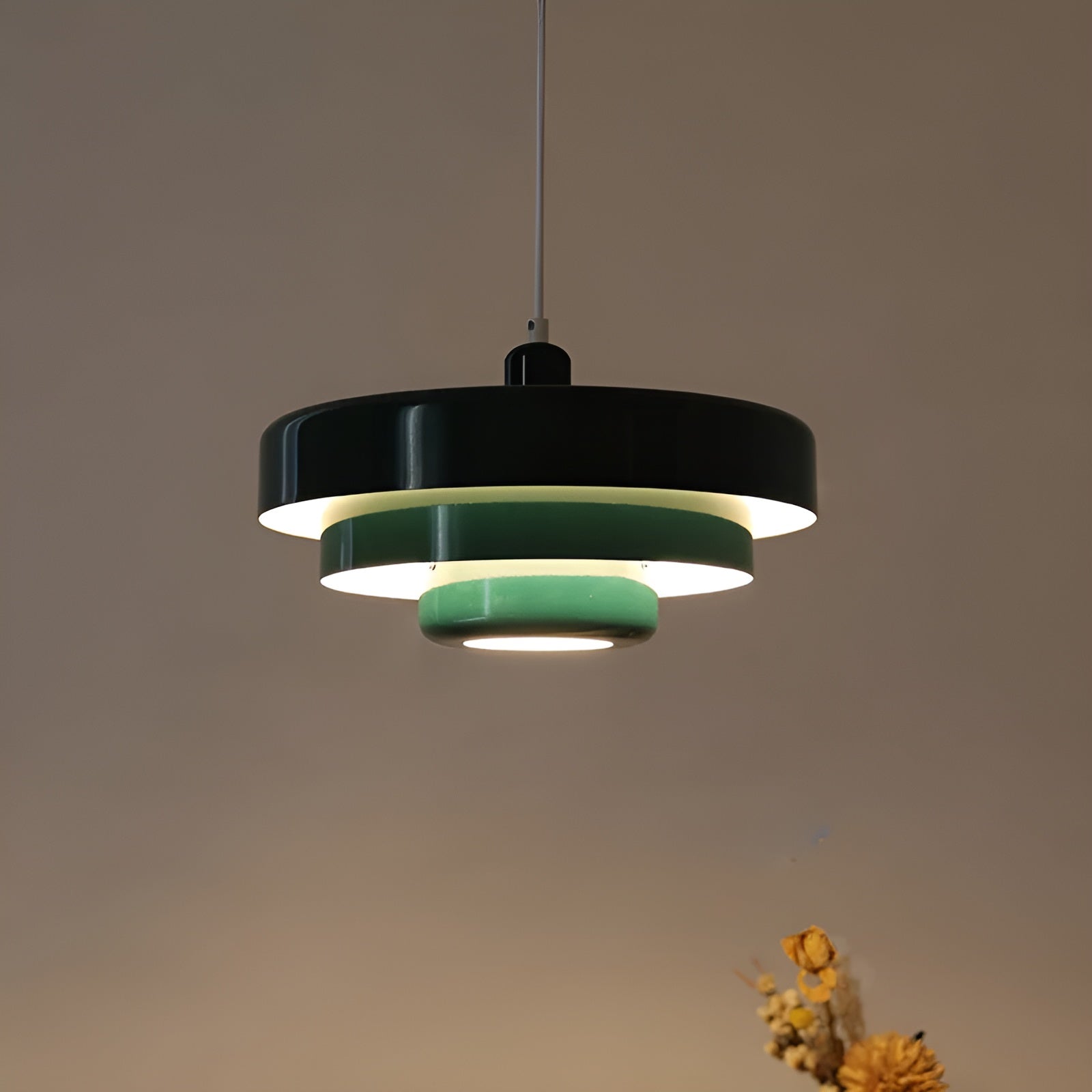 Metalen hanglamp met gelaagde, ronde kap