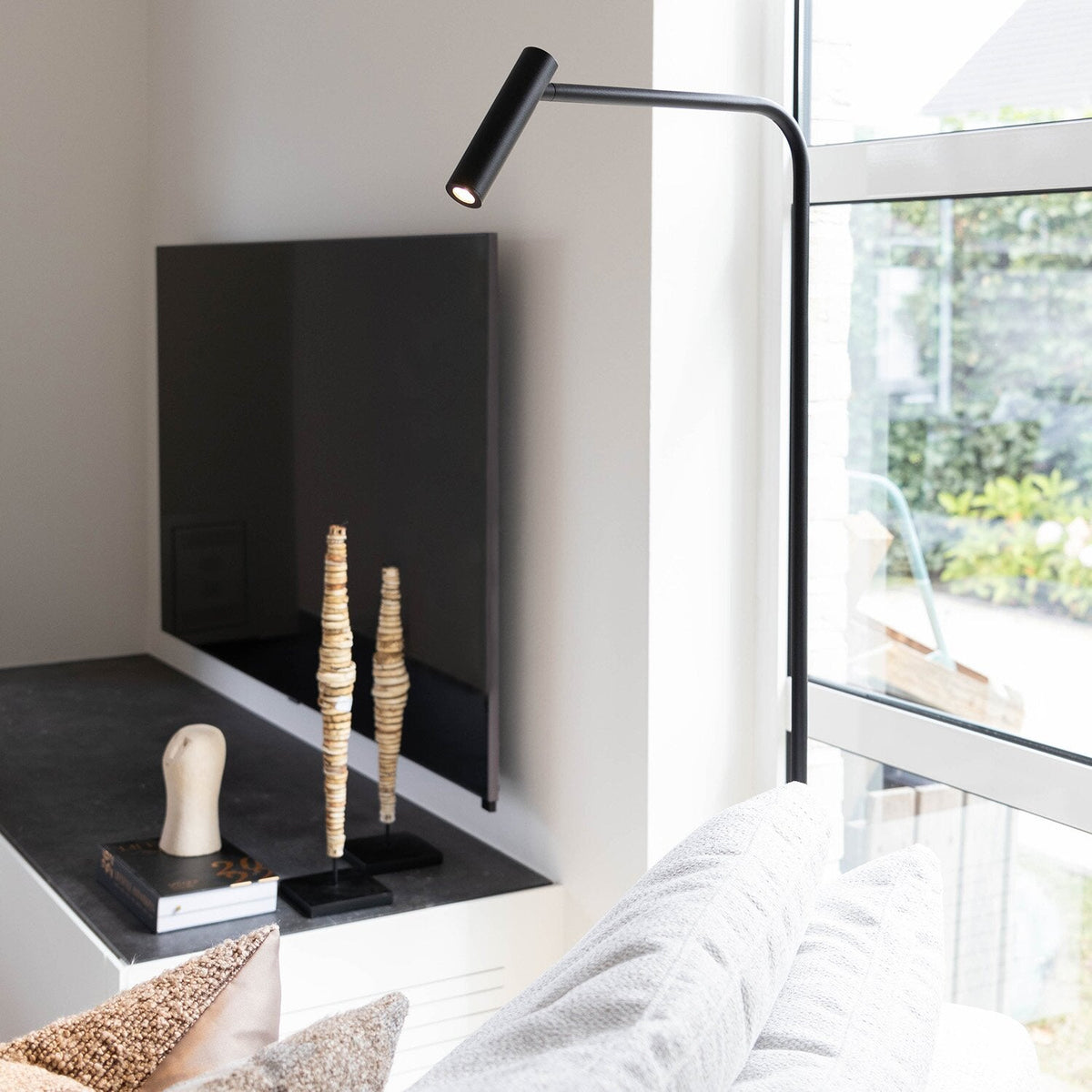 Moderne zwarte leesvloerlamp met warm ledlicht