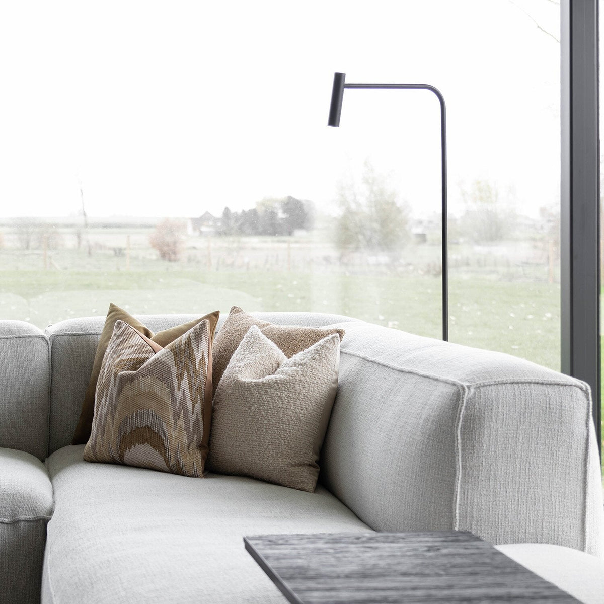 Moderne zwarte leesvloerlamp met warm ledlicht