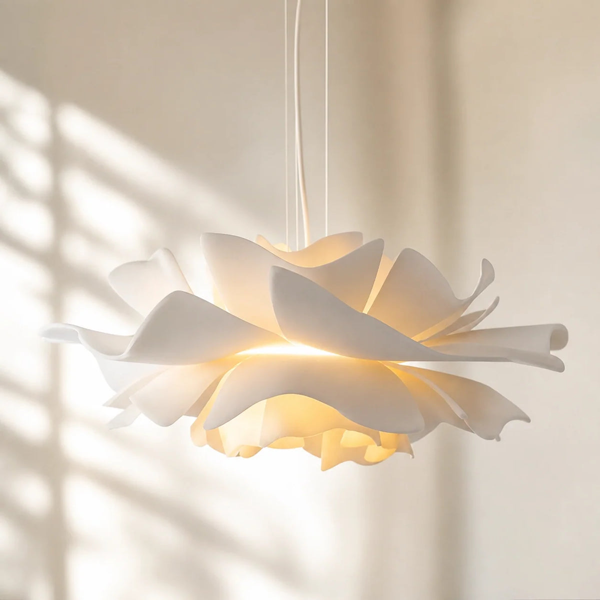 Suspension moderne pour plafond en acrylique en forme de fleur de lotus