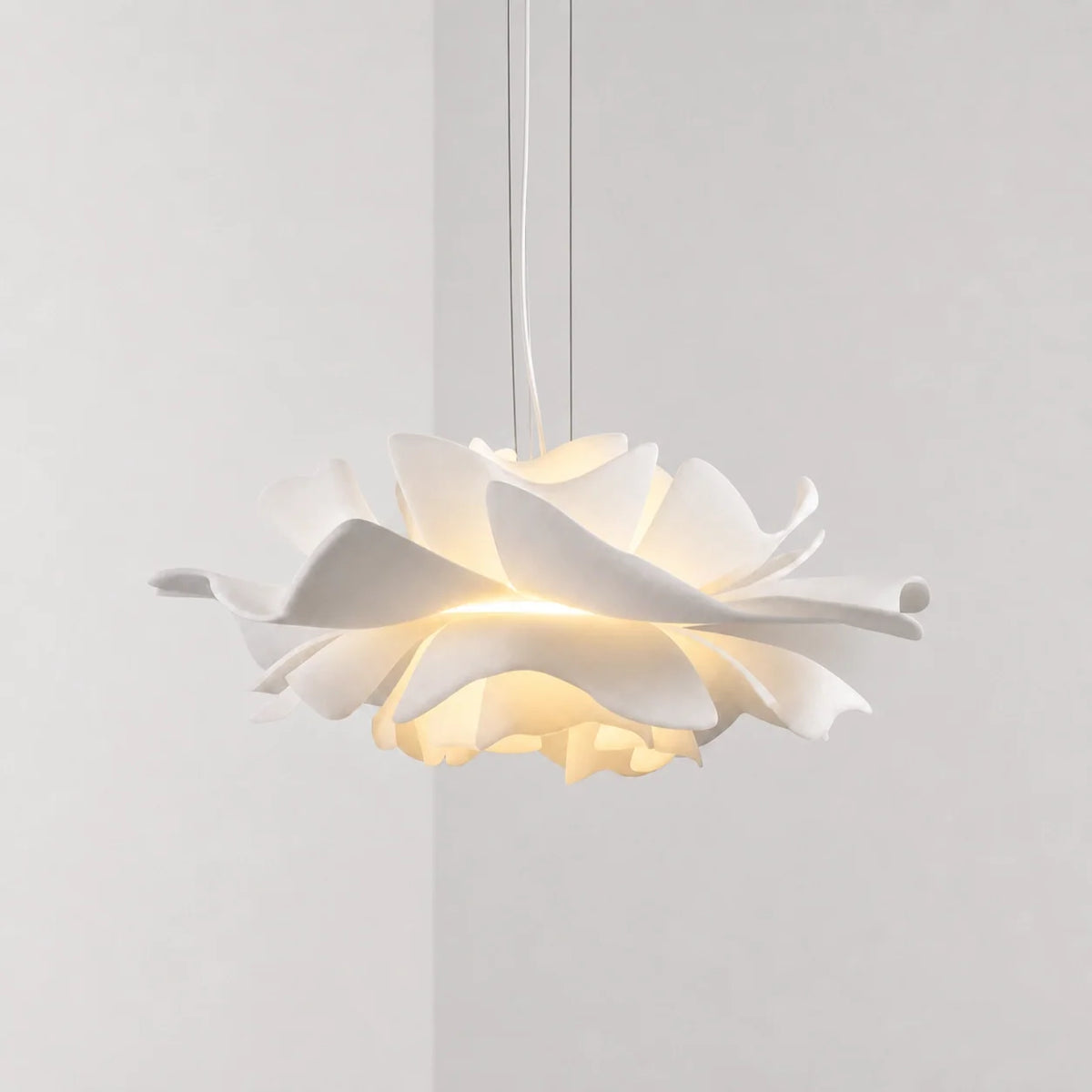 Suspension moderne pour plafond en acrylique en forme de fleur de lotus