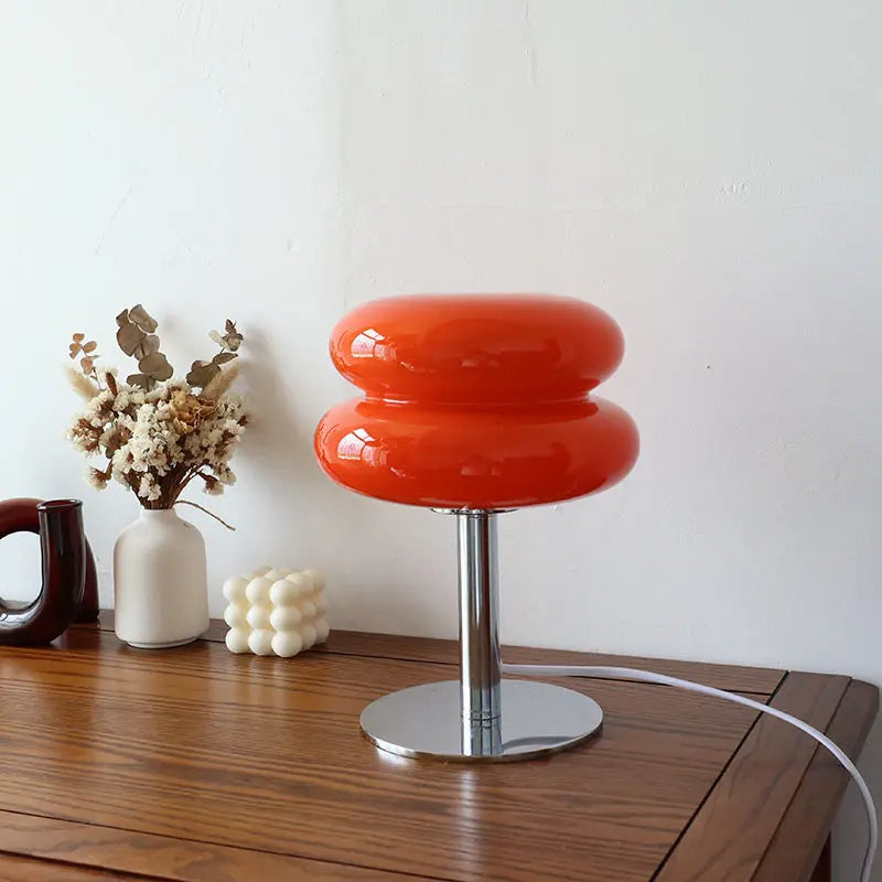 Moderne bureaulamp met gestapelde ronde kap en metalen standaard