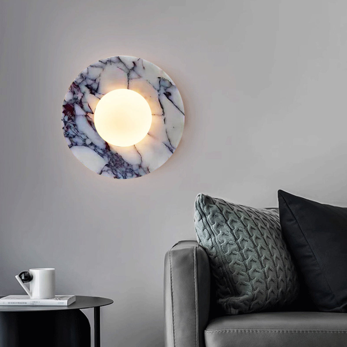 Marmeren wandlamp met ronde achterplaat en bolvormige kap