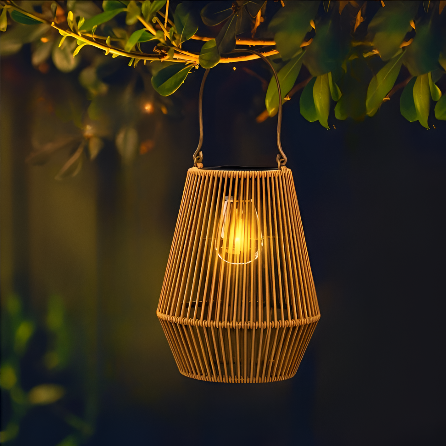 Buitenlamp op zonne-energie met geweven bamboe ontwerp