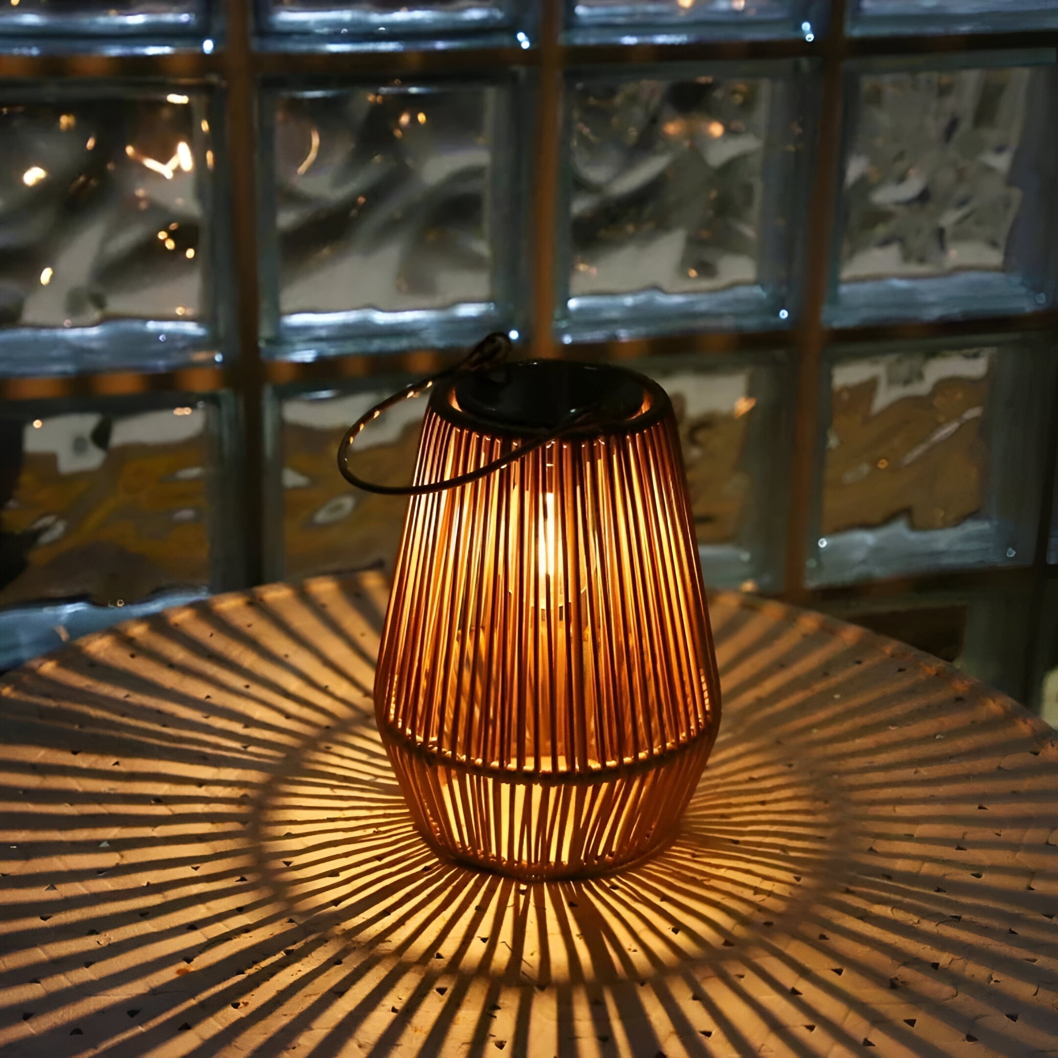 Buitenlamp op zonne-energie met geweven bamboe ontwerp