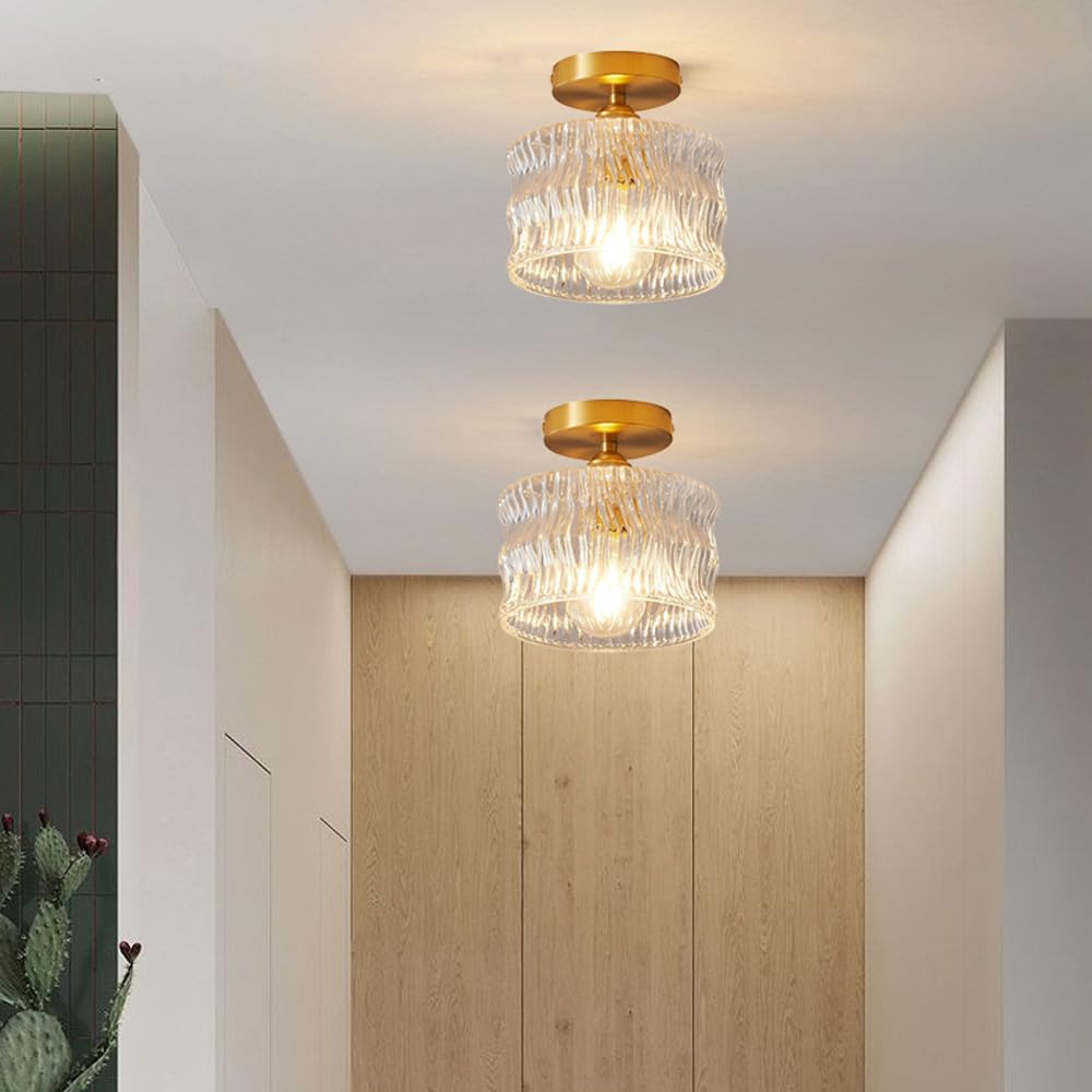 Élégant plafonnier en verre pour créer une ambiance dans la chambre