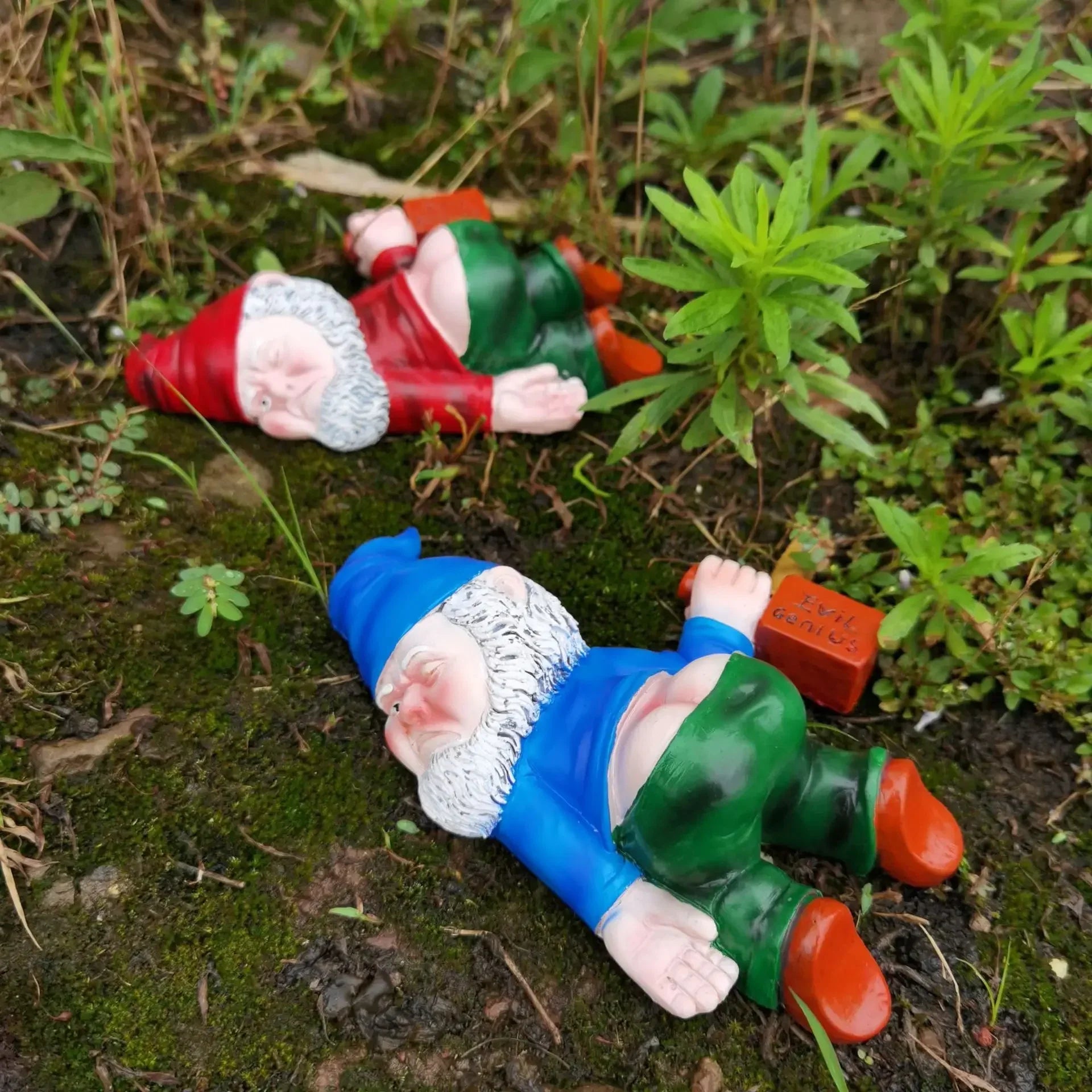 Liggende Tuin Gnoom Standbeeld met Hoed en Fles