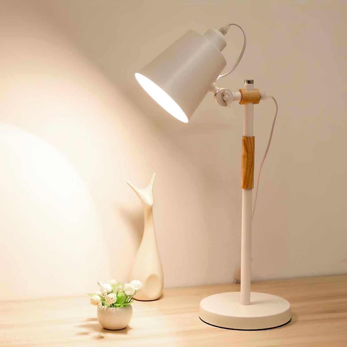 Lampe de bureau LED moderne avec touche de bois scandinave