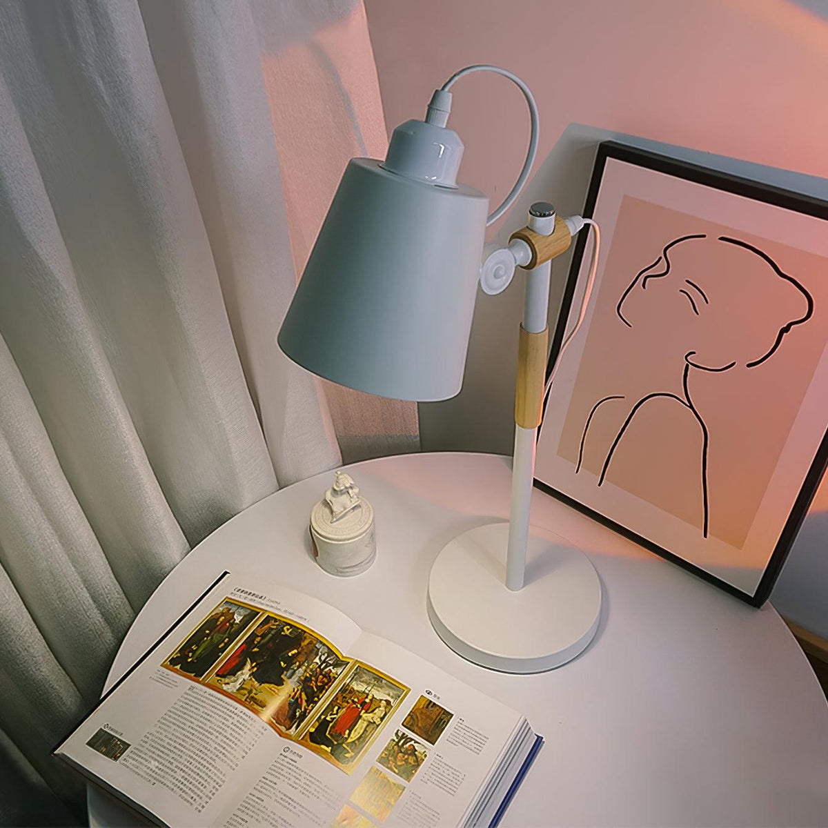 Lampe de bureau LED moderne avec touche de bois scandinave