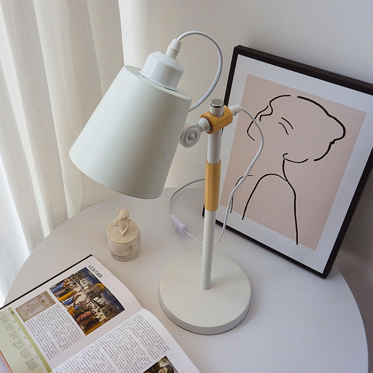Lampe de bureau LED moderne avec touche de bois scandinave