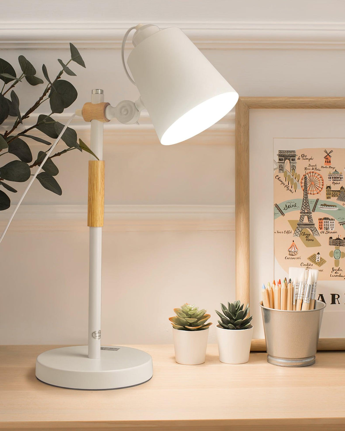 Lampe de bureau LED moderne avec touche de bois scandinave