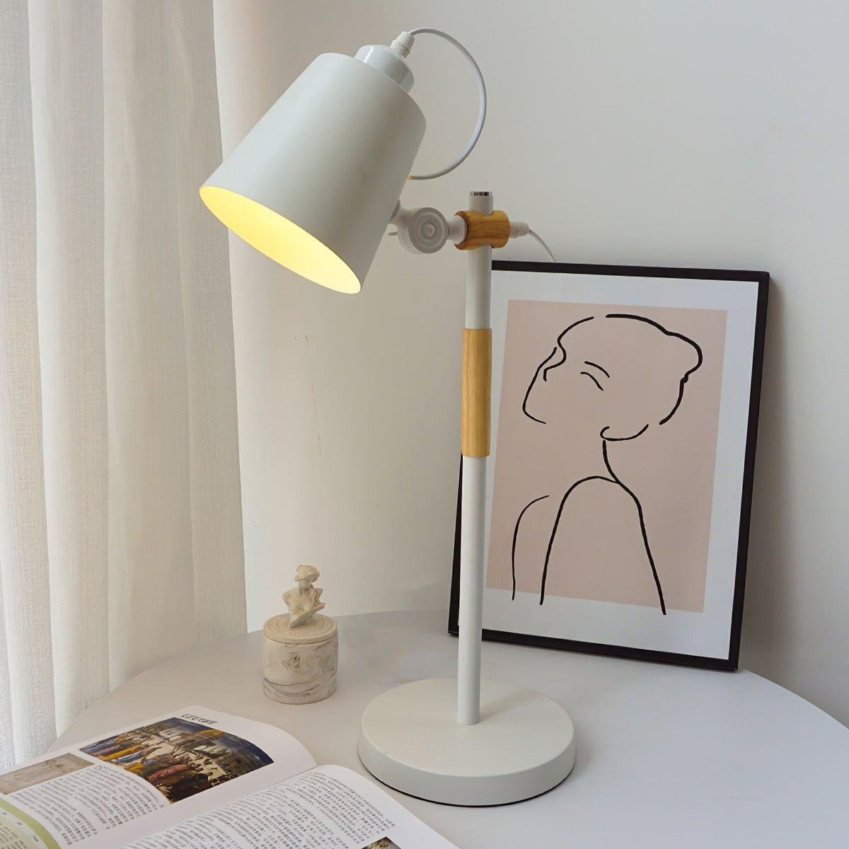 Lampe de bureau LED moderne avec touche de bois scandinave