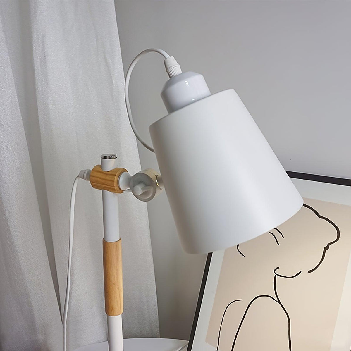 Lampe de bureau LED moderne avec touche de bois scandinave