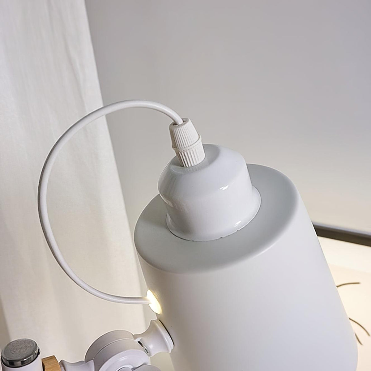 Lampe de bureau LED moderne avec touche de bois scandinave