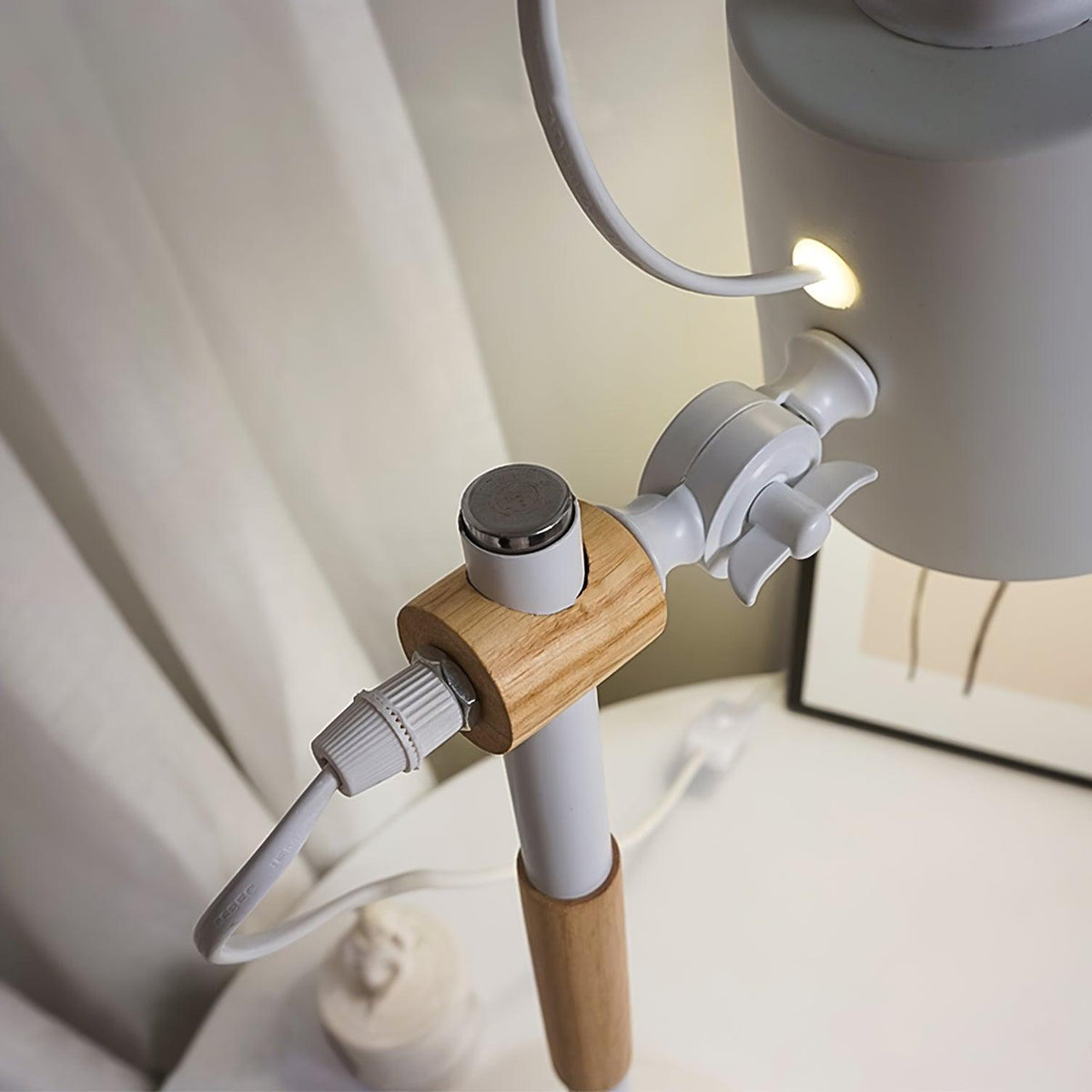 Lampe de bureau LED moderne avec touche de bois scandinave