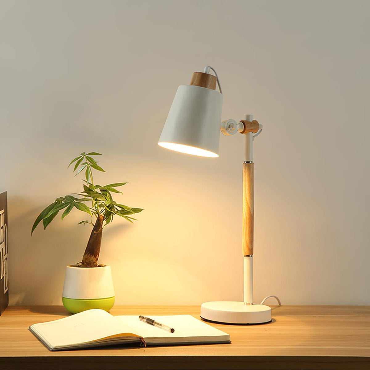 Lampe de bureau LED moderne avec touche de bois scandinave