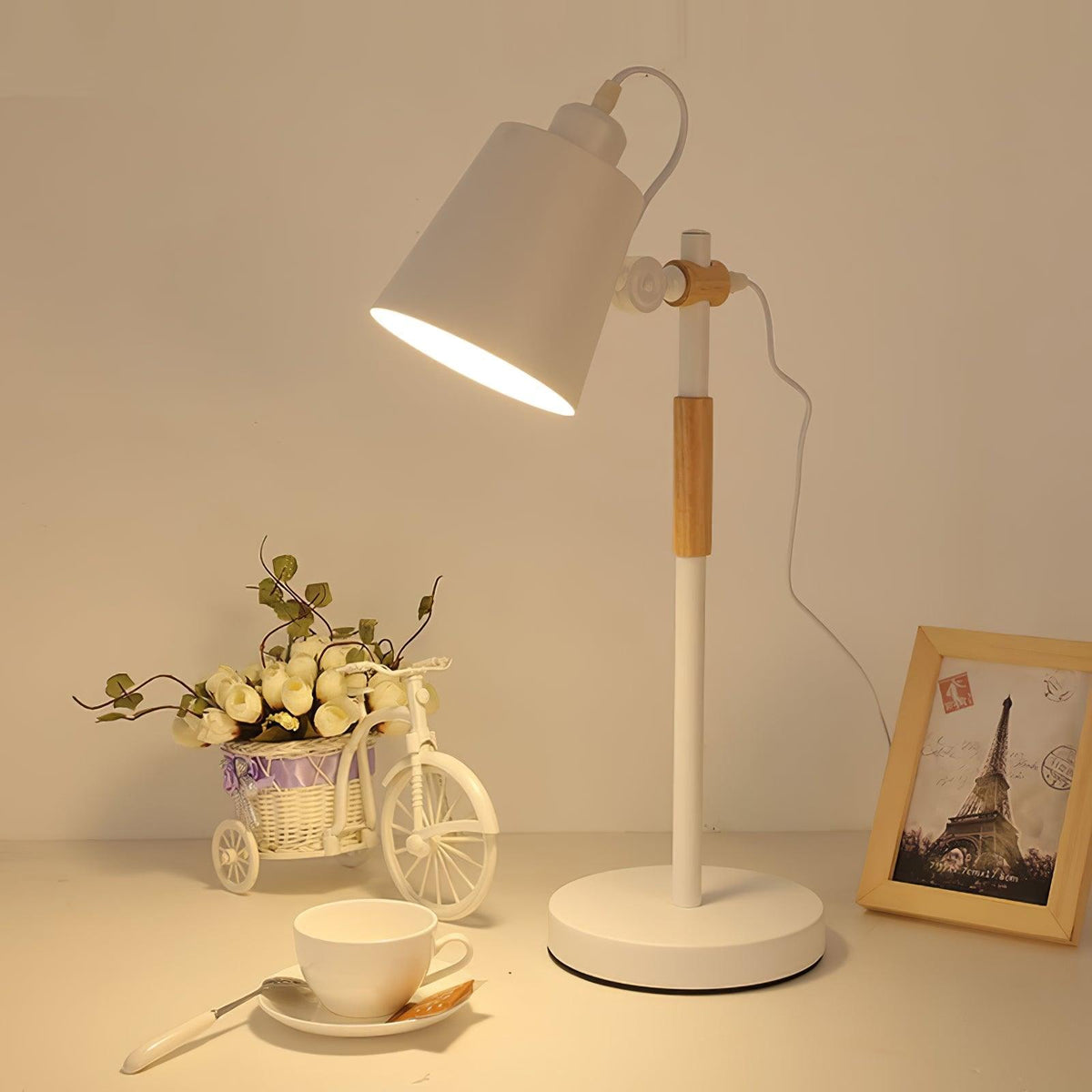 Lampe de bureau LED moderne avec touche de bois scandinave