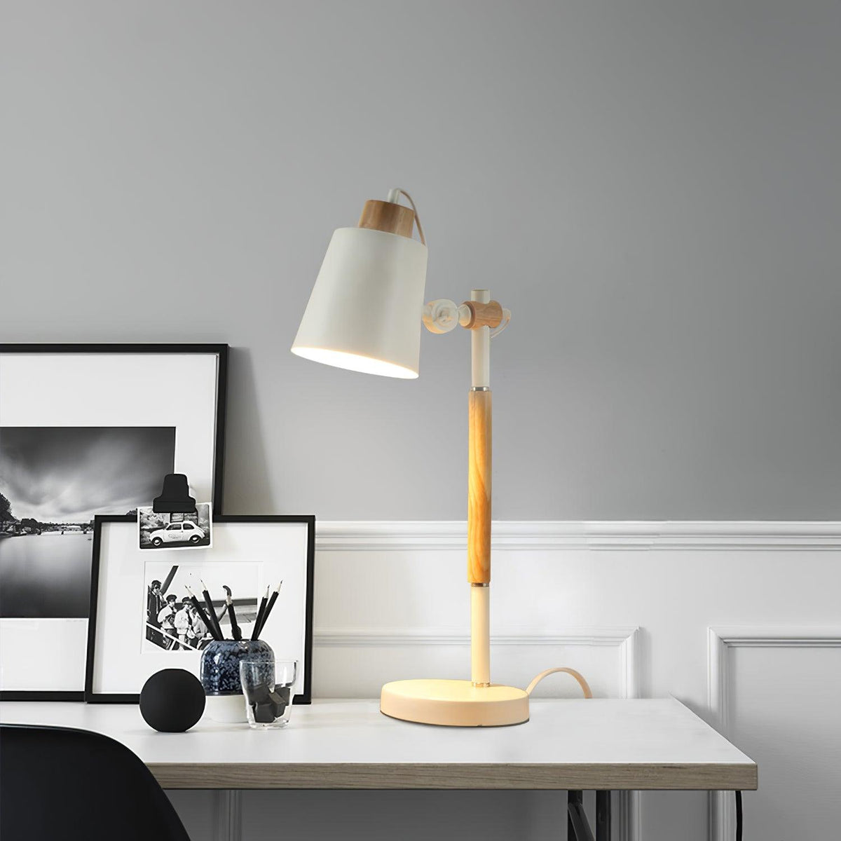 Lampe de bureau LED moderne avec touche de bois scandinave