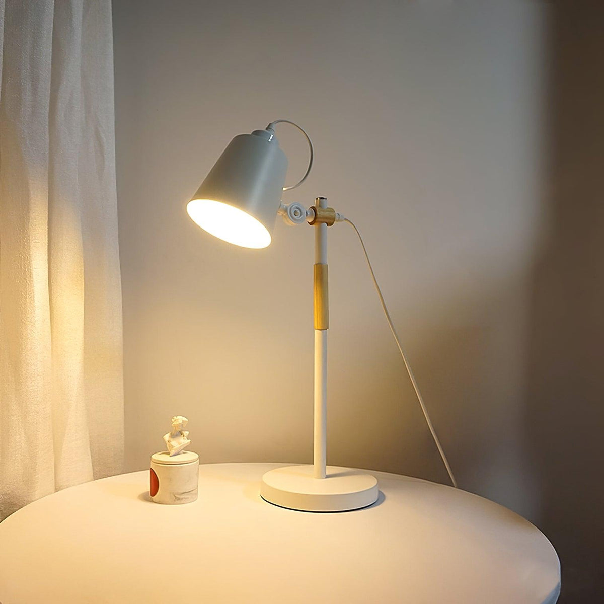 Lampe de bureau LED moderne avec touche de bois scandinave