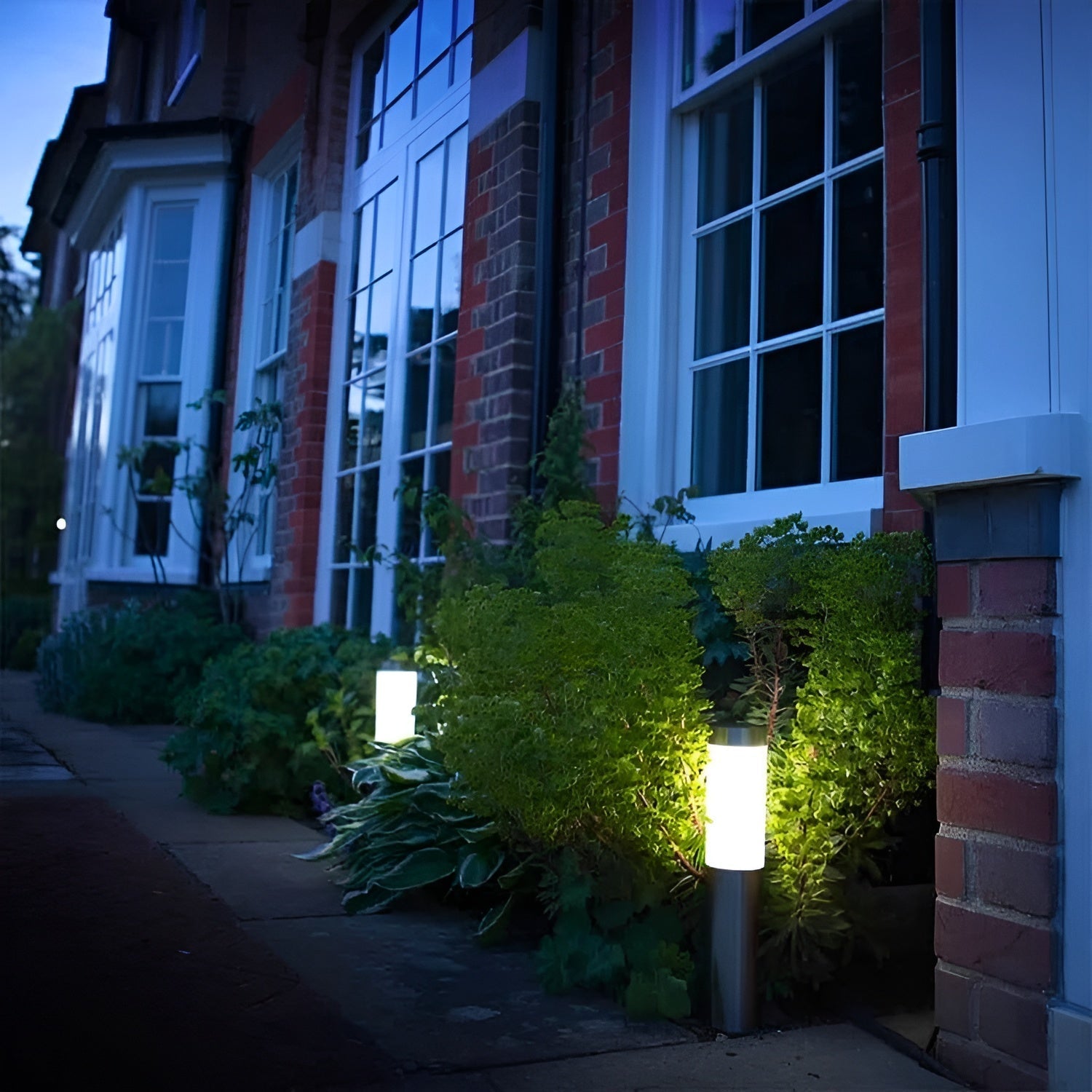 Zonne-tuinlamp met ronde matglazen cilinderkap