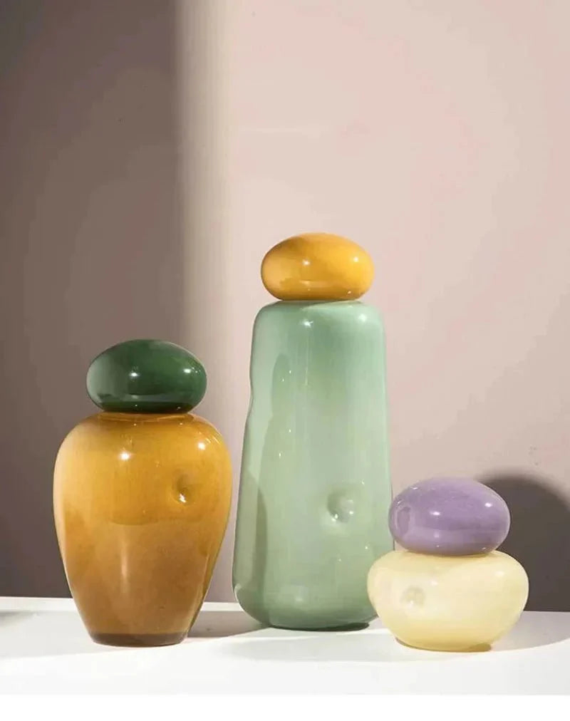 Ornement de Noël en verre coloré avec galets empilés