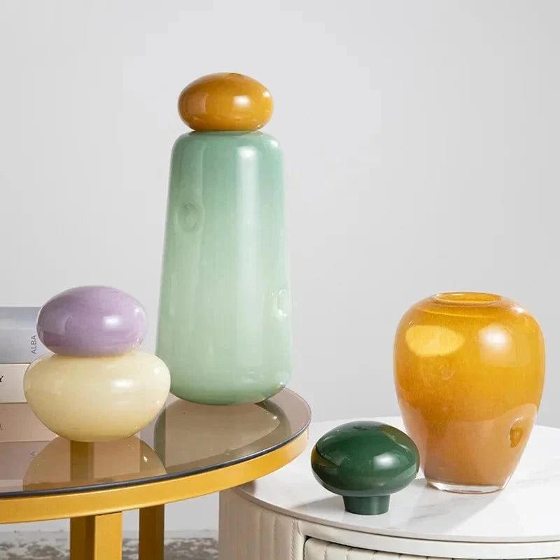 Ornement de Noël en verre coloré avec galets empilés
