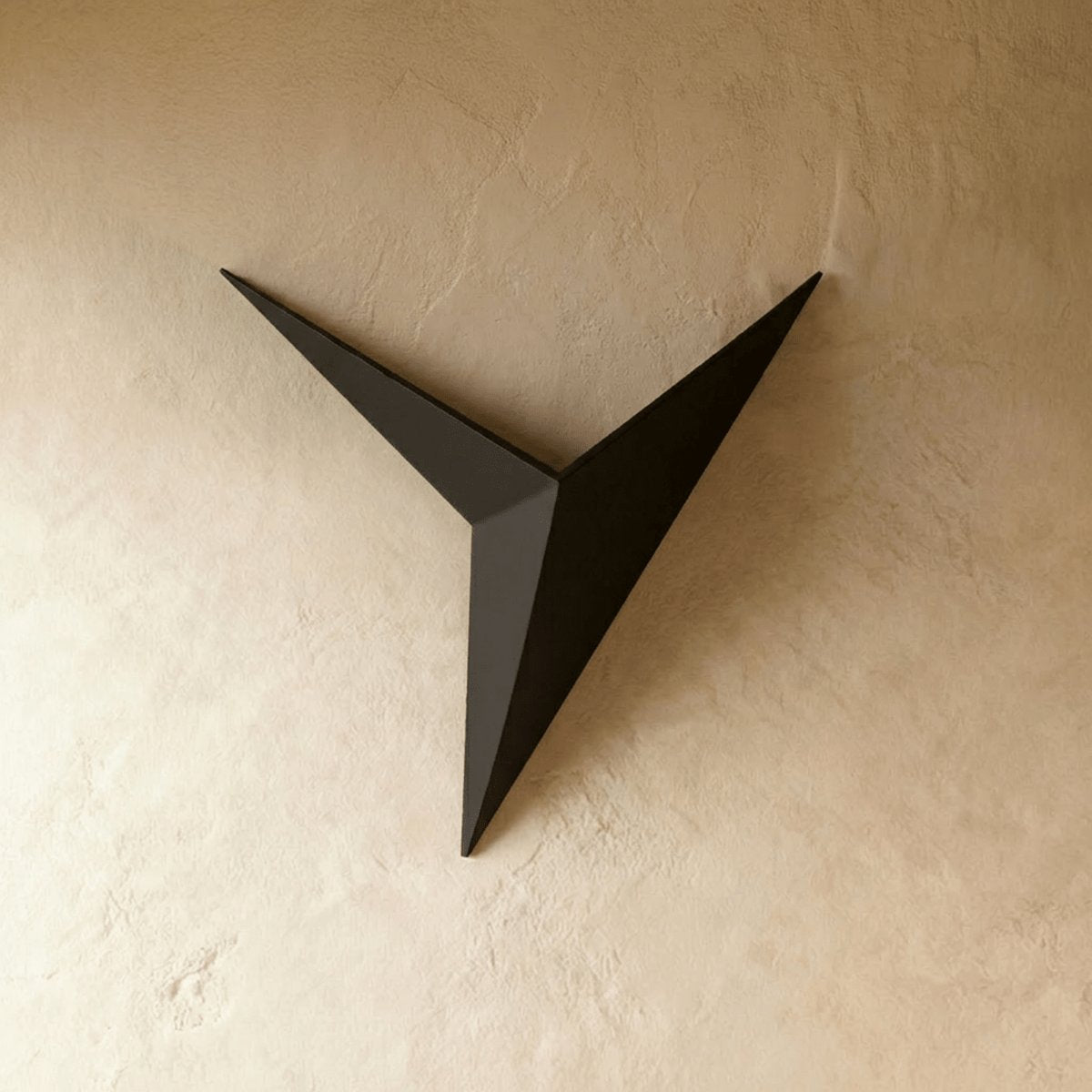 Applique murale métallique minimaliste avec motif étoilé à trois pointes