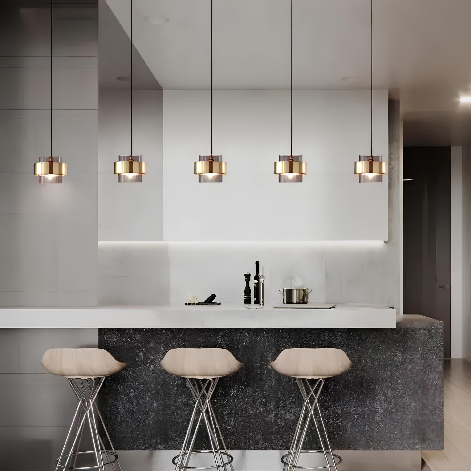 Suspension compacte en métal pour cuisine avec lumière d’ambiance chaleureuse